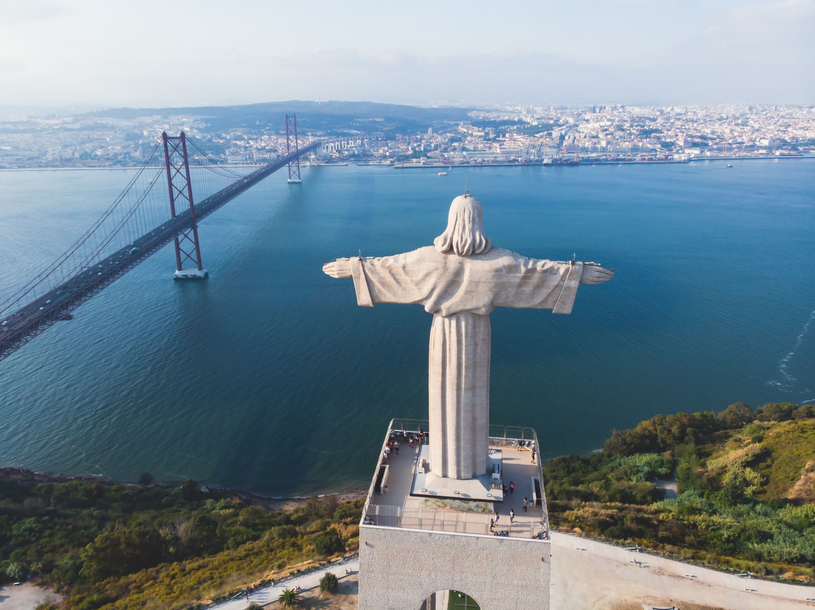 cristo rei Pontos turísticos de Lisboa que você precisa ver e conhecer em sua viagem por Portugal